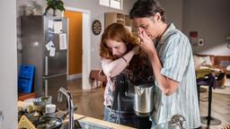 In der WG-Küche der jungen Assistenzärzte ergreift Tamar (Linda Kummer, l. mit Jakob D'Aprile) die Initiative den Abfluss zu reinigen. Aber was ist das für ein beißender Geruch?