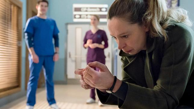Inka Heuser (Katharina Behrens) bangt um ihre Tochter. Ben Ahlbeck (Philipp Danne) und Julia Berger (Mirka Pigulla) bereiten sich auf die riskante Transplantation vor.