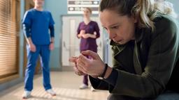 Inka Heuser (Katharina Behrens) bangt um ihre Tochter. Ben Ahlbeck (Philipp Danne) und Julia Berger (Mirka Pigulla) bereiten sich auf die riskante Transplantation vor.