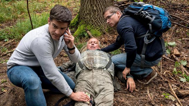 Bild: ARD/Jens-Ulrich Koch Inmitten des Waldes entdecken Elias Bähr (Stefan Ruppe) und Ben Ahlbeck (Philipp Danne) einen bewusstlosen Mann (Hilmar Eichhorn).
