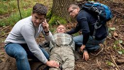 Inmitten des Waldes entdecken Elias Bähr (Stefan Ruppe) und Ben Ahlbeck (Philipp Danne) einen bewusstlosen Mann (Hilmar Eichhorn).