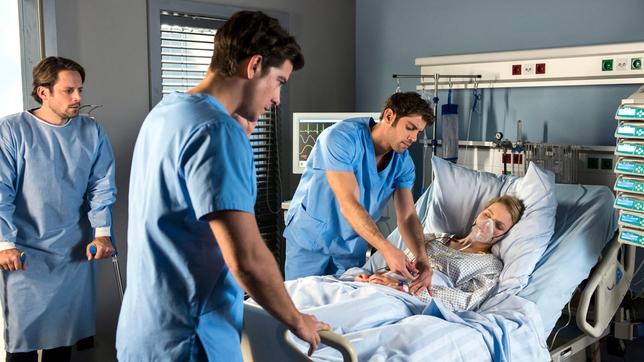 Bild: ARD/Jens Ulrich Koch IN ALLER FREUNDSCHAFT: Ralf Kerstens (Matthias Brueggenolte), Ben Ahlbeck (Philipp Danne), Dr. Niklas Ahrend (Roy Peter Link), Iris Kerstens (Angelina Haentsch).