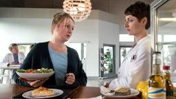 Ist Claudia Kühne (Katja Studt), etwa schwach geworden? Theresa Koshka (Katharina Nesytowa) überrascht die Diabetikerin in der Cafeteria.