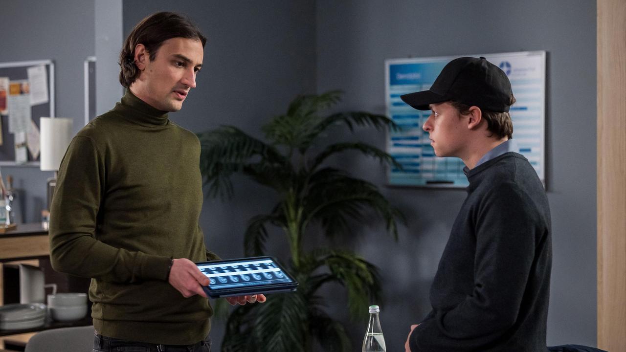 Ivo (Jakob D’Aprile) hat bei seinem Kindheitsfreund Kelvin (Junis Marlon) ein CT angeordnet aufgrund weiterer diffuser Symptome. Werden sich Ivos Befürchtungén durch das bildgebende Verfahren bestätigen?