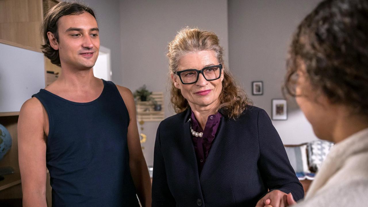 Ivo (Jakob D’Aprile) hat zwei Tage am Stück frei und wie es der Zufall will bekommt er überraschend Besuch von seiner Oma Lana "Baba" Maric (Gabrielle Scharnitzky). Das passt der kränkelnden Sofia (Olivia Papoli-Barawati) gar nicht gut.