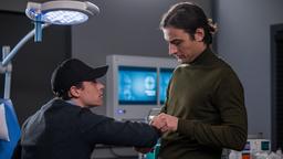 Ivo Maric (Jakob D’Aprile) untersucht die Verletzung seines Kindheitsfreundes Kelvin Bartosch (Junis Marlon). Jedoch soll er ihn heimlich behandeln. Kann er seinem Freund helfen, sich zu öffnen?
