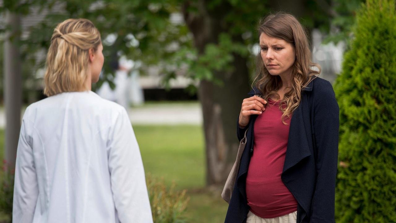 Janina May (Xenia Tiling) ist Patientin bei Julia Berger (Mirka Pigulla) im Kinderwunschzentrum. Sie hat nicht nur ihren Ehemann belogen, sondern auch ihre Ärztin.