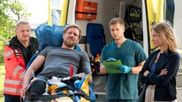 Jasper Scholz (Nils Malten) wird mit einem Schraubenzieher im Bein in die Notaufnahme gebracht. Seiner Frau Sabine Scholz (Bea Brocks) ist das peinlich. Mikko Rantala (Luan Gummich) nimmt den Patienten auf.