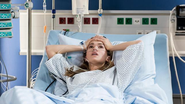Bild: ARD/Jens Ulrich Koch Jenny (Zoe Moore) ist verzweifelt – soll ihr Leben wirklich mit Herzschrittmacher und Dialyse weitergehen?