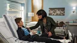 Josha (Juls Serger) versucht sich vor seiner Mutter (Denise Zich) nicht anmerken zu lassen, wie schlecht es ihm wirklich geht.