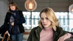 Judith Kronberg (Henrike Fehrs) ist schockiert, als ihre Mutter Carola Kronberg (Ingrit Dohse) das Krankenhaus gegen ärztlichen Rat verlassen will.