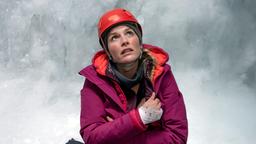 Julia Berger (Mirka Pigulla) ist auch in der Gletscherspalte gefangen. Hoffentlich kommt bald Hilfe.