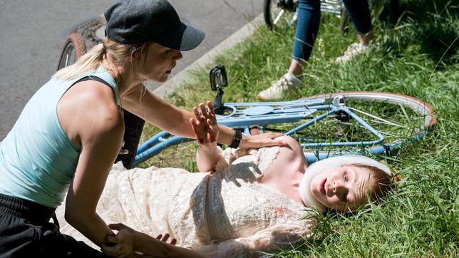 Bild: ARD/Jens-Ulrich Koch Julia Bergers (Mirka Pigulla) Hilfe ist gefragt, als während ihrer morgendlichen Joggingrunde, eine junge Frau im Brautkleid (Valerie Sophie Körfer) mit dem Fahrrad stürzt.