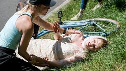 Julia Bergers (Mirka Pigulla) Hilfe ist gefragt, als während ihrer morgendlichen Joggingrunde, eine junge Frau im Brautkleid (Valerie Sophie Körfer) mit dem Fahrrad stürzt.