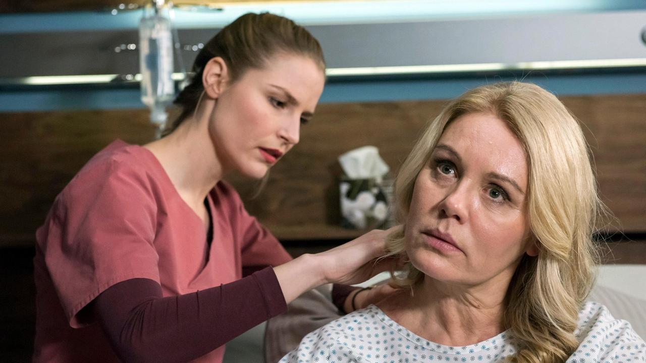 Julia (Mirka Pigulla) entdeckt eine seltsame Hautreaktion bei ihrer Mutter (Maike Bollow).