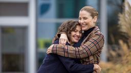 Julia (Mirka Pigulla) freut sich für Rebecca (Milena Straube) und Ihren nächsten Karriereschritt.