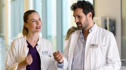 Julia (Mirka Pigulla) führt Dr. Theo Faller (Alexander Gier) durch das Johannes-Thal-Klinikum.