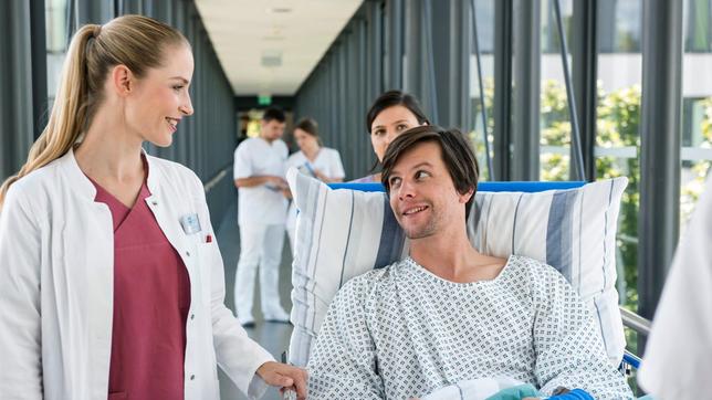Bild: ARD/Jens Ulrich Koch Julia (Mirka Pigulla) ist zufrieden. Die OP an Romans (Jonathan Beck) Handbeugesehnen verlief erfolgreich.