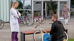 Julia (Mirka Pigulla) setzt sich persönlich für ihre Patientin Frida Bäumer ein und stellt deren Freund Chris Schmidt (Gareth McGregor) zur Rede.
