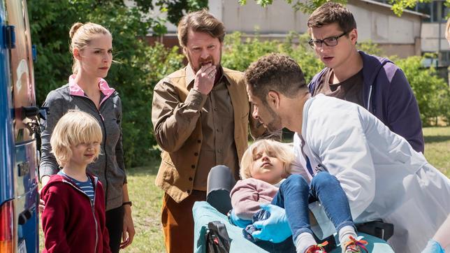 In aller Freundschaft: Timm Bayer (Georg Arms), Julia Berger (Mirka Pigulla), Antonio Bayer (Mathias Harrebye Brandt), Lotte Bayer (Emilia Pieske), Dr. Matteo Moreau (Mike Adler), Elias Bähr (Stefan Ruppe) in einer Notsituation.