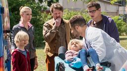 In aller Freundschaft: Timm Bayer (Georg Arms), Julia Berger (Mirka Pigulla), Antonio Bayer (Mathias Harrebye Brandt), Lotte Bayer (Emilia Pieske), Dr. Matteo Moreau (Mike Adler), Elias Bähr (Stefan Ruppe) in einer Notsituation.