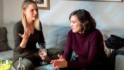 Julia (Mirka Pigulla) und Rebecca (Milena Straube) verbringen einen gemeinsamen Abend bei einem ganz besonderen Wein ...