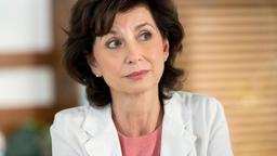 Karin Patzelt (Marijam Agischewa) macht sich Sorgen um ihre ehemalige Ballettlehrerin und Ziehmutter.