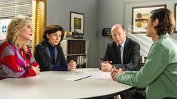 Karin Patzelt (Marijam Agischewa), Sarah Marquardt (Alexa Maria Surholt) und Wolfgang Berger (Horst Günter Marx) stellen Ivo Maric (Jakob D'Aprile) zur Rede.