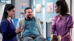 Karla Jahn (Sogol Faghani) ist Emmas (Elisa Agbaglah) Schwester und am Johannes-Thal-Klinikum, um praktische Erfahrung zu sammeln. Da kommt auch schon der erste Patient, Simon Junker (Lorris Andre Blazejewski), mit Fußschmerzen auf die Untersuchungsliege.