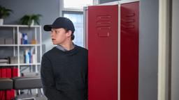 Kelvin Bartosch (Junis Marlon) ist für einen Moment unbeobachtet im Bereitschaftsraum.