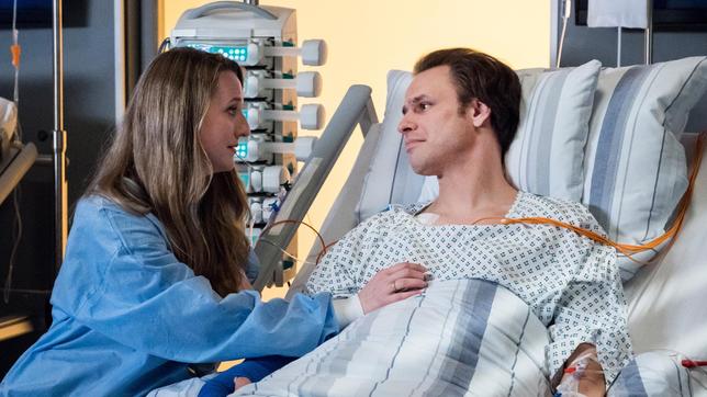 Kerstin Schmidt  (Carolin Hartmann) beruhigt ihren Mann. Die Ärzte versuchen Michael Schmidt (Michael F. Schumacher) nicht nur medizinisch zu helfen.
