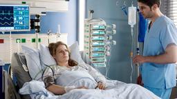 Lena (Nadine Rosemann) ist im fünften Monat schwanger – und schwer verletzt! Als nach der OP plötzlich Wehen auftreten droht Lenas langersehntes Glück zu zerplatzen. Niklas (Roy Peter Link) versucht sie zu beruhigen.