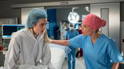 Leslie Bohrjahn (Marlene-Sophie Haagen) bekommt Panik und will die Operation absagen. Kann Emma Jahn (Elisa Agbaglah) sie beruhigen? (mit Mirka Pigulla, h.)