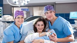 Leyla Sherbaz (Sanam Afrashteh) und Ben Ahlbeck (Philipp Danne) freuen sich über die glückliche Geburt von Zoes (Melina Fabian) Baby.