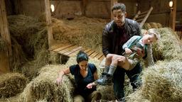 Leyla (Sanam Afrashteh) und Matteo Moreau (Mike Adler) finden den kleinen Jungen Jannis Hauser (Pepe Tenner), von Heu verschütet, in derScheune.