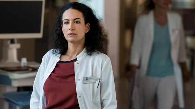 Bild: ARD/Jens-Ulrich Koch Leyla (Sanam Afrashteh) wirkt bedrückt.