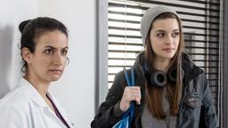 Die jungen Ärzte: Leylas (Sanam Afrashteh) Tochter Zoe (Melina Fabian) leistet Sozialstunden im Johannes-Thal-Klinikum ab.