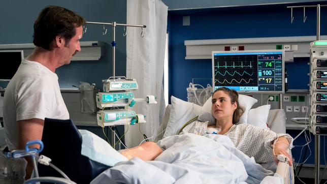 Bild: ARD/Jens-Ulrich Koch Lioba Saetz (Lara Heller) wurde nach einem Autounfall, zusammen mit Hardy Wöhrl (Sven Gerhardt) in die Klinik eingeliefert. Hardy erkundigt sich nach ihrem Befinden.