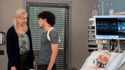 Lisa Conradi (Komparsin) liegt im künstlichen Koma. Neben dem Krankenbett ihrer Tochter streitet Michaela  Conradi (Antje Widdra) mit ihrem Sohn Jonas (Riccardo Campione).