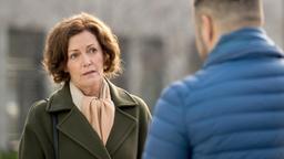 Louise Rosenstock (Katharina Meinecke) erfährt von Matteo (Mike Adler), dass es Probleme mit der Spenderniere für ihren Mann Walter geben könnte.