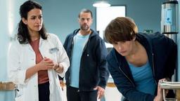 Luna Schneider (Leonie Brandis) hält sich nicht an die Bettruhe. Ihr Partner Kai Matzke (Philip Bender) und Dr. Leyla Sherbaz (Sanam Afrashteh) sind besorgt.