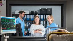 IN ALLER FREUNDSCHAFT: Maja (Angeline Heilfort) mit Dr. Niklas Ahrend (Roy Peter Link) und Dr. Franziska Ruhland (Gunda Ebert) bei ihrem Baby.