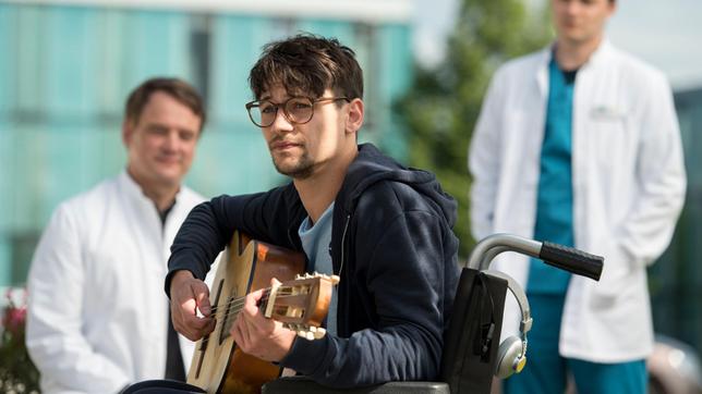 Malte, den Marc wegen einer Krebsbehandlung bereits kennt, kommt mit einer Sprunggelenksverletzung ins Klinikum.