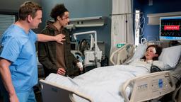 Marc Lindner (Christian Beermann) erwischt Jonathan Kramer (Mekyas Mulugeta), als dieser die verletzte Konstanze Rohde (Sabine Kus) in ihrem Patientenzimmer aufsucht.