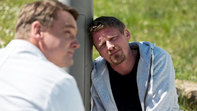 Marc Lindner (Christian Beermann) hilft seinem Patienten Erwin Meyer (Martin Gruber) bei einer heftigen Schmerzattacke.