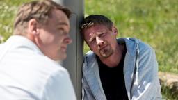 Marc Lindner (Christian Beermann) hilft seinem Patienten Erwin Meyer (Martin Gruber) bei einer heftigen Schmerzattacke.