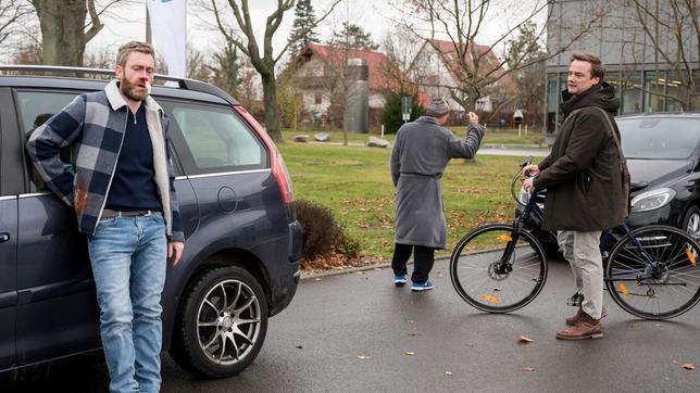 Bild: ARD/Jens-Ulrich Koch Marc Lindner (Christian Beermann) sammelt den verletzten Mario Pfeffer (Max Engelke) vor dem Eingang des Johannes-Thal-Klinikum auf (mit Komparse).