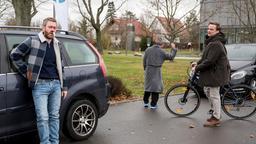 Marc Lindner (Christian Beermann) sammelt den verletzten Mario Pfeffer (Max Engelke) vor dem Eingang des Johannes-Thal-Klinikum auf (mit Komparse).