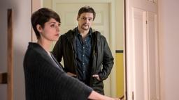 Marc (Christian Beermann) steht vor Theresas (Katharina Nesytowa) Tür und will sich entschuldigen.