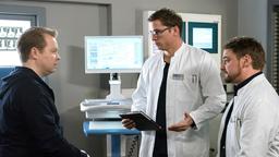 Marc (Christian Beermann) und Elias' (Stefan Ruppe) erklären dem Krankenhausfriseur Simon Belkermann (Michael S. Ruscheinsky), dass er operiert werden muss.